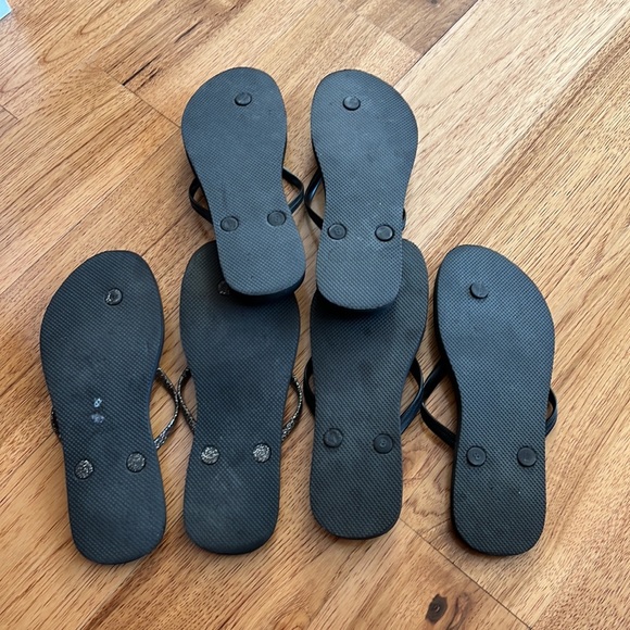 Lot of -3- Old Navy Black 🖤 Flip Flops - Picture 5 of 5